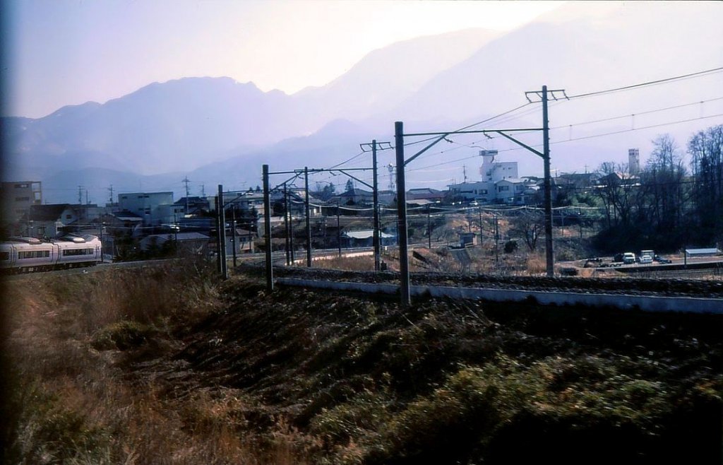 Serie 351: Aufnahme aus dem hintersten Wagen von Zug Nr.4 beim Abstieg vom zentraljapanischen Hochplateau, umgeben von gewaltigen Bergketten. Bei Anayama, 26.Februar 2007. 