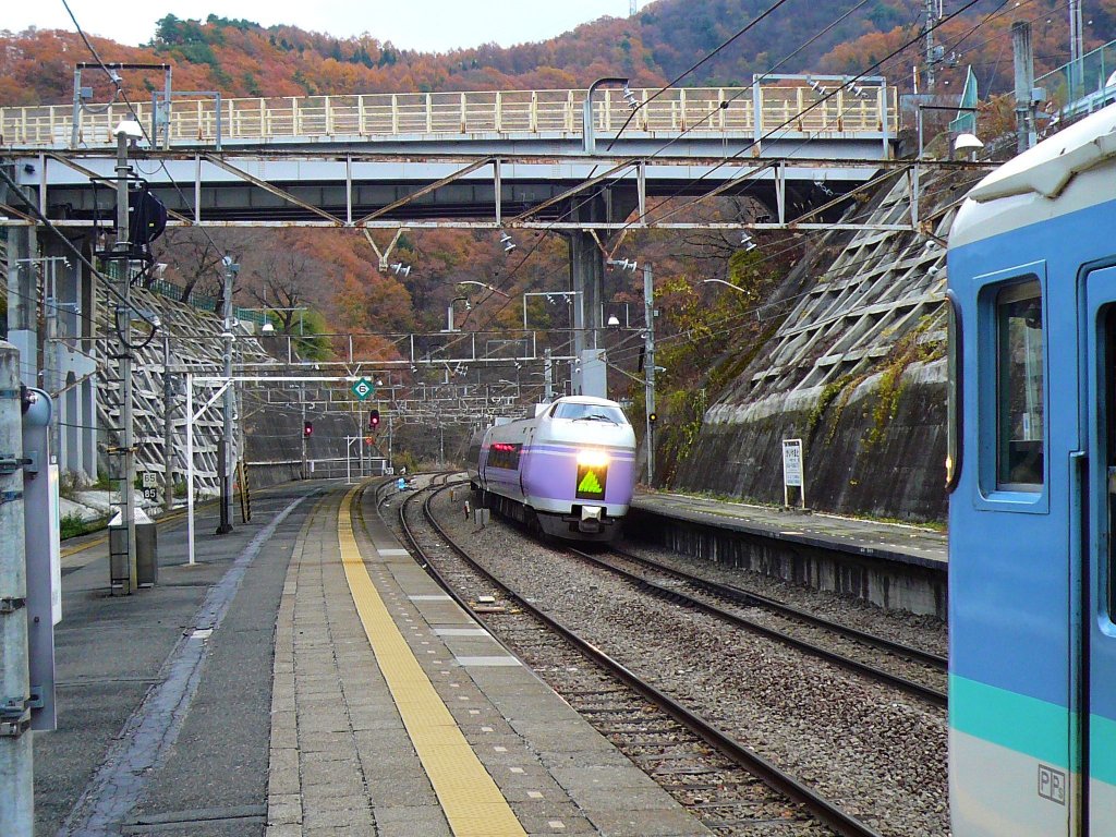 Serie 351: Einfahrt eines Zuges ins herbstliche Kai Yamato, 24.November 2009.