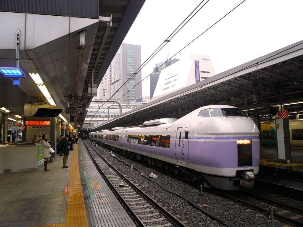 Serie 351: Gleichstromtriebzüge (1500V) mit neigbarem Wagenkasten für Einsatz auf der steilen Gebirgsstrecke nach Matsumoto in der Hochebene westlich von Tokyo. V max 130km/h. 5 Hauptzüge (zu 8 Wagen) und 5 Zusatzmodule (zu 4 Wagen) 1993 gebaut. Bild: Station Shinjuku in Tokyo mit Zug Nr.1 (Endwagen KUHA E351-1001), 27.Februar 2010. 