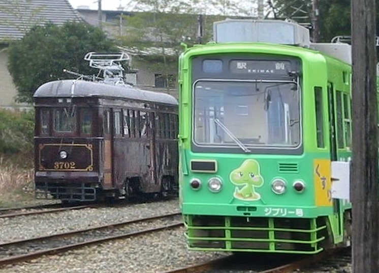 Serie 3700: 1927 fr die Strassenbahn Nagoya gebaut; 1963 gelangten 4 Wagen dieses Typs nach Toyohashi. 3702 blieb bis 2007 fr Sonderfahrten erhalten und steht heute in einem Kindermuseum. Hier ist er (neben Wagen 3503) noch in Akaiwaguchi abgestellt, 28.Januar 2007. 
