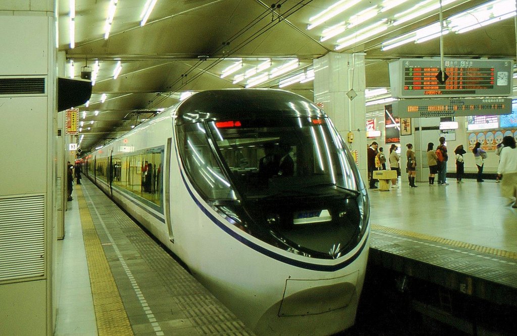 Serie 371: Der einzige Zug dieser Serie im Odakyû-Bahnhof Shinjuku in Tokyo. Vorn der ostseitige Frontwagen KUMOHA 371-1; er hat gerade Touristen aus dem Gebiet am Fuji-Berg in die Hauptstadt zurückgebracht. 19.Oktober 2001.   