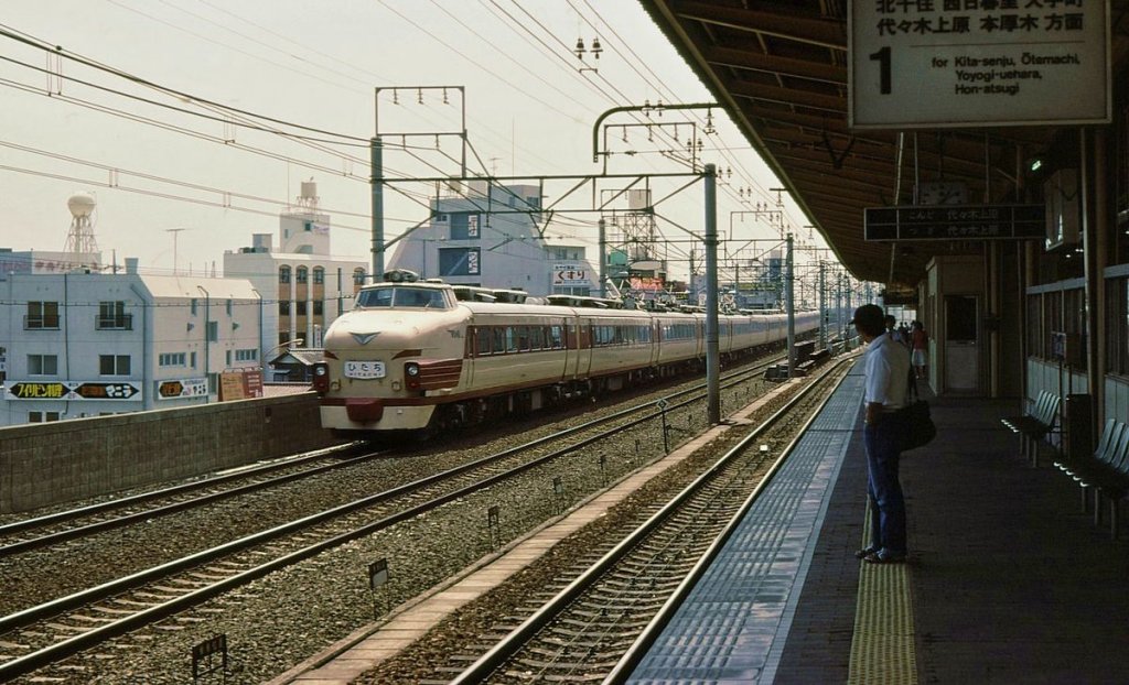 Serie 481 / 485 (1.Generation): Dieser Intercity mit Steuerwagen KUHA クハ481-104 fährt den Expresszug  Hitachi  (von Tokyo nach Norden via Küstenlinie durch die alte Provinz Hitachi nach Sendai) und durcheilt die Station Abiko östlich von Tokyo. 2.Juli 1979. (Bezeichnung: KU=Steuerabteil; HA=gewöhnl.Sitzplätze)