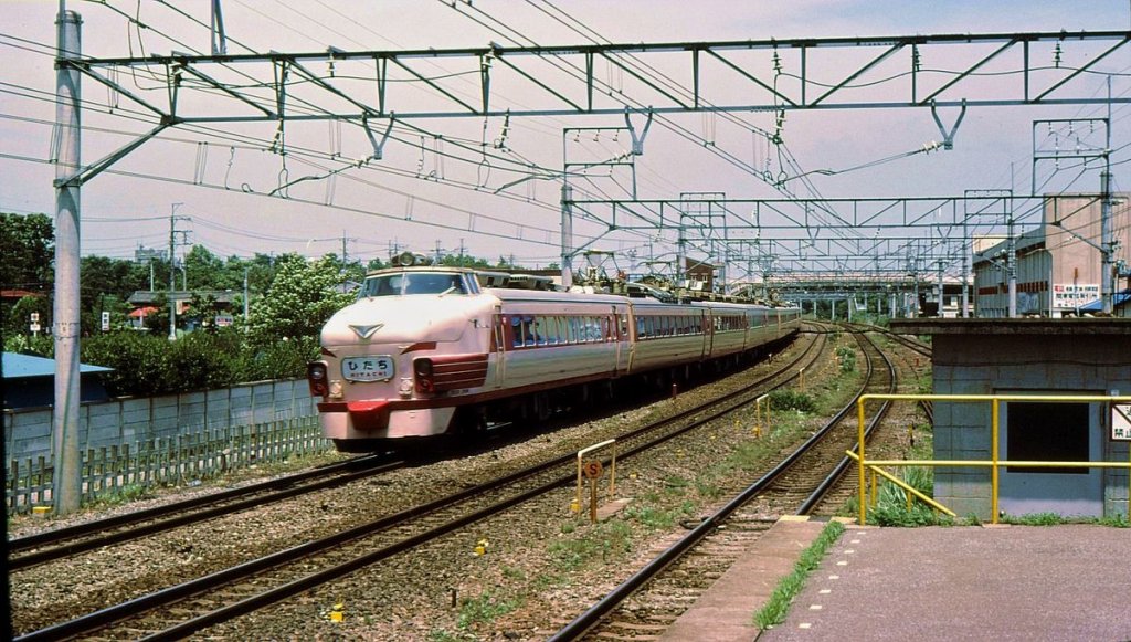 Serie 481 / 485 (1.Generation): Diese Intercity-Züge mit den grossen Nasen in der Ausführung Gleichstrom(1500V)/Wechselstrom(20kV) wurden 1964-1972 gebaut; total 453 Wagen, ausgemustert bis 2004. Nichtmotorisierte Wagen als Serie 481 bezeichnet, motorisierte sind Wagenpaare Serie 484/485 (Gleichstrom und Wechselstrom 50 und 60 Hz). Bild: Ein Zug mit Steuerwagen KURO 481-4 eilt durch Minami Kashiwa, östlich von Tokyo, 2.Juli 1979. (KU ク=mit Steuerabteil; RO ロ= mit Luxussitzplätzen)