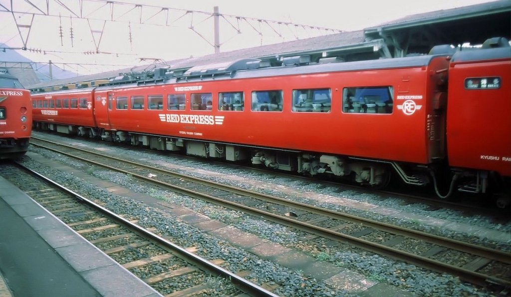 Serie 481 / 485 (2.Generation): urspr. gab es in Japan keine reinen Wechselstromzüge (ausgenommen in Hokkaido), da die Ballungszentren Gleichstrom haben und elektr.Züge von dort in die Wechselstromregionen hinausfuhren. Serie 481/485 (unmotorisierte Wagen =Serie 481, motorisierte sind Wagenpaare Serie 485/484) für hochwertige Intercitydienste fährt unter allen jap.Stromsystemen (Gleichstrom 1500V und Wechselstrom 20kV 50 und 60Hz). Gebaut 1972-1979, 632 Wagen. Im Bild Motorwagen MOHA (モハ)484-298 in Haiki im Westen der Insel Kyûshû, 25.März 1999