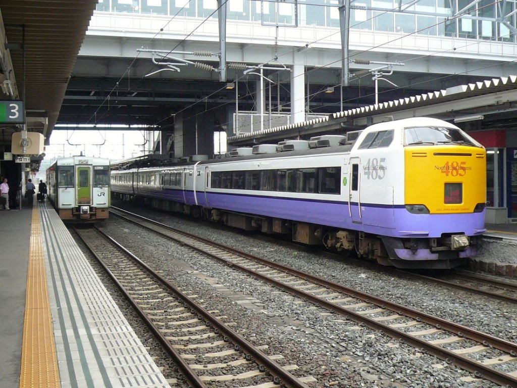 Serie 481 / 485-3000: 6 8-Wagenzüge wurden umfassend erneuert für den Einsatz durch den über 50km langen Tunnel unter dem Meer zur japanischen Nordinsel Hokkaido. Diese der JR-East gehörenden Züge bestreiten zusammen mit der Serie 789 der JR-Hokkaido den Personenverkehr, bis Dezember 2010 (der damaligen Endstation des Nord-Shinkansen) von Hachinohe im Norden der japanischen Hauptinsel aus. Hier steht der Zug mit Endwagen KUROHA 481-3019 (mit Luxusabteil) in Hachinohe, 5.Juli 2010. 
