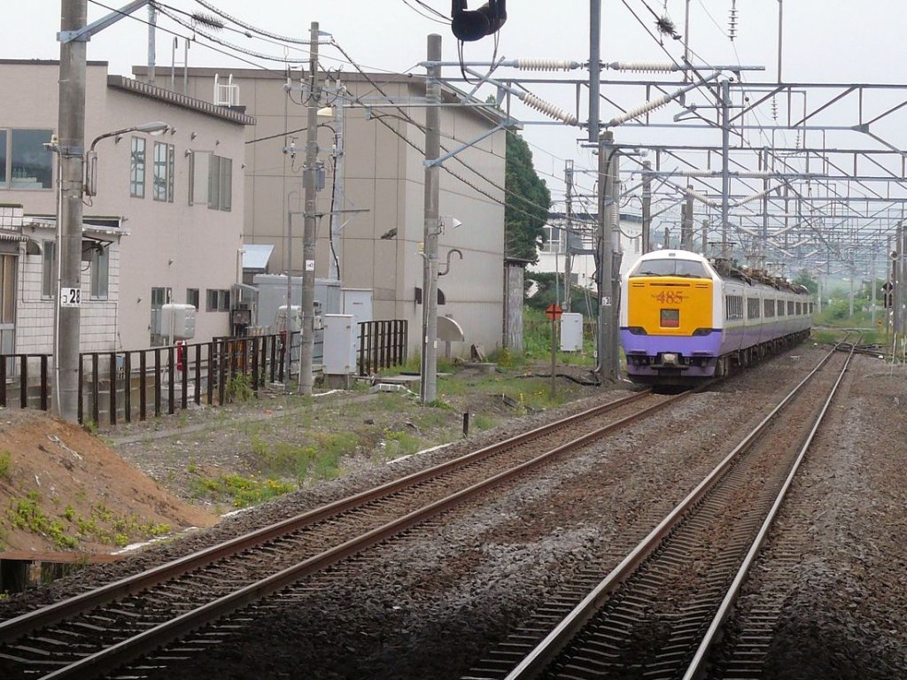 Serie 481 / 485-3000: Ein Zug mit Endwagen KUHA 481-3022 fährt aus Kikonai (auf der Insel Hokkaido) aus. Von hier aus geht es durch den fast 54km langen Unterseetunnel zurück zur japanischen Hauptinsel. 7.Juli 2010. TSUGARU KAIKYÔ-LINIE