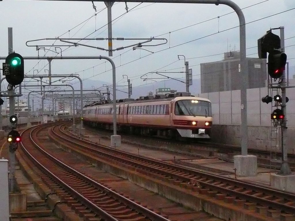 Serie 481 / 485: Bei einigen Zügen wurde der Wagen mit Luxussitzplätzen zum Panoramawagen umgebaut. Hier fährt ein solcher Zug bei Einbruch der Dunkelheit in Fukui ein (Endwagen KURO 481-2002), 3.November 2008. 