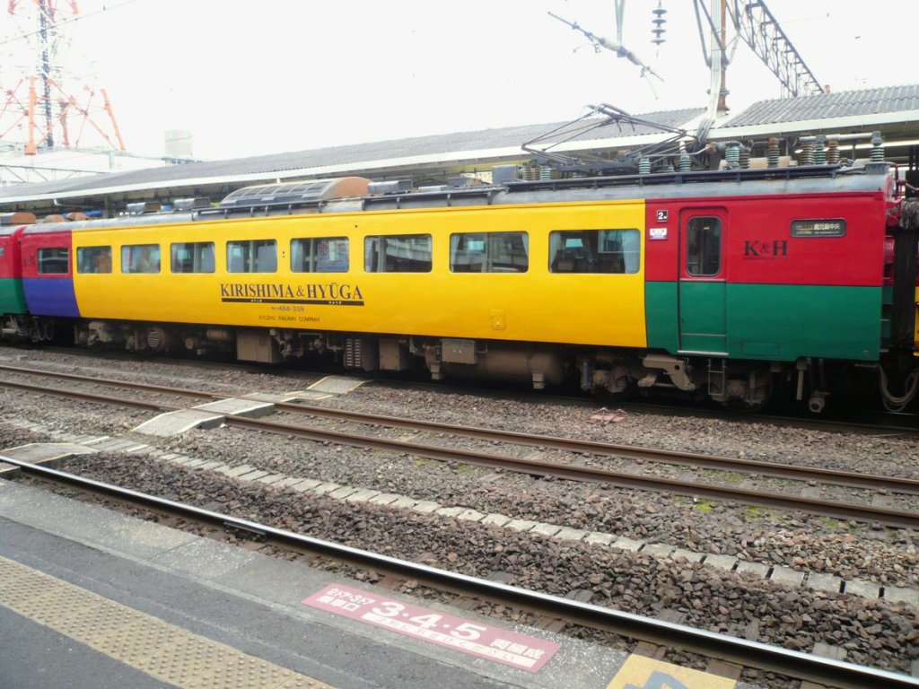 Serie 481 / 485: Motorwagen MOHA 484-339, Bestandteil eines Dreiwagenzugs, der sowohl auf den Intercityzügen  Kirishima  (Kagoshima im Westen - Miyazaki im Osten) als auch  Hyûga  (von Miyazaki der Ostküste von Kyûshû entlang nach Norden) eingesetzt wird. Die Vorliebe von JR Kyûshû für lateinische Schrift dient dem Image dieser Insel, auf der sich bis Mitte des 19.Jahrhunderts an einem winzigen Punkt vor der Küste die einzige Kontaktstelle Japans mit der abendländischen Kultur befand. Kagoshima Chûô, 30.November 2010. 