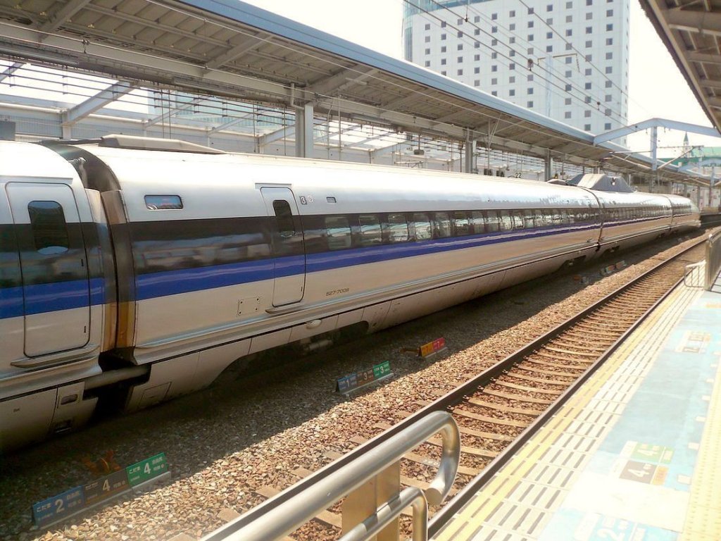 Serie 500: Der Wagen 527-7009 in einem neu formierten 8-Wagen Zug der Kategorie  Kodama  mit Halt an allen Stationen zwischen Osaka und Hakata auf der Insel Kysh. Okayama, 17.September 2009. 