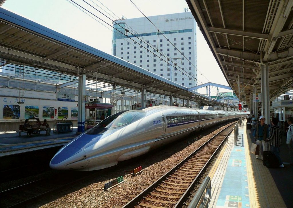 Serie 500: Zum letzten Mal befuhren diese imposanten Züge die Gesamtstrecke Hakata(-JR West-)Osaka(-JR Central-)Tokyo am 28.Februar 2010. Es gab total 9 16-Wagenzüge　(gebaut 1996-98), doch waren sie non-standard in Design und Sitzplatzzahl. Zudem konnten sie die Geschwindigkeit von über 300 km/h aus Kosten- und Umweltschutzgründen (Lärm, Vibration) in den teilweise dicht besiedelten Gegenden nicht ausfahren. So sind nun die verbliebenen Wagen zu 5 8-Wagenzügen zusammengestellt; sie werden auf der JR West in den  Kodama -Zügen mit Halt an allen Stationen weiter verwendet. Bild: Einer der JR-West  Kodama -Züge mit Endwagen 522-7005 in Okayama, 17.September 2009. 