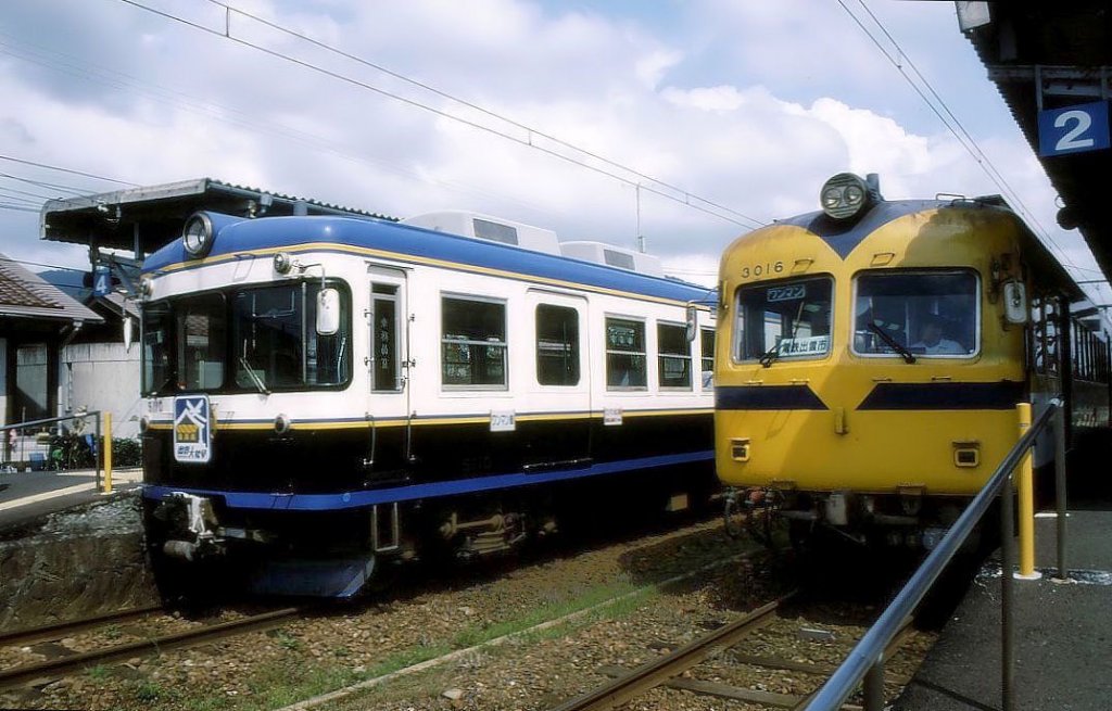 Serie 5000: 1998 kaufte die Ichibata-Bahn von der Tokyo S-Bahn (Kei-Konzern) nochmals 4 Wagen, die sie zu 2 Zweiwagenzgen fr Schnellverbindungen herrichtete, unter Verwendung von gebrauchten Quersitzen mit umlegbarem Rcken. Die Drehgestelle stammen von der Tokyo U-Bahn. Hier steht der schwarze Schnellzug Zug 5010+5110 neben dem gelben 3006+3016 in Kawato, 22.September 2002. 