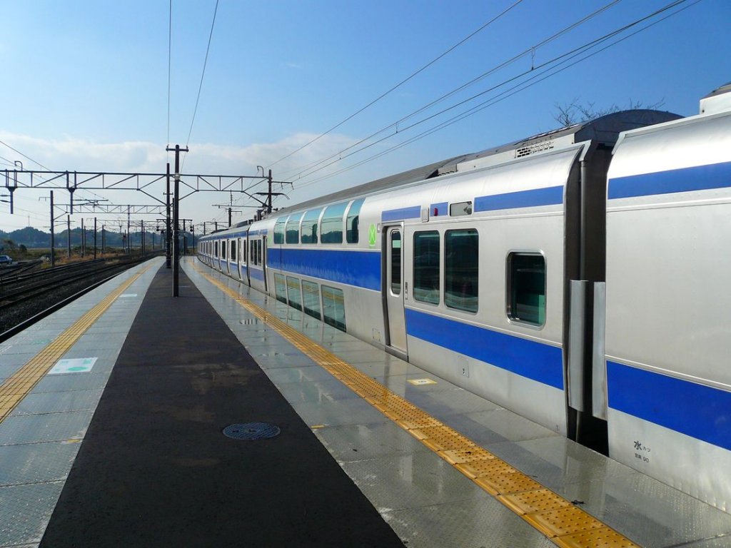 Serie 531: Der Doppelstockwagen SARO E530-21 in Takahama auf der Strecke nach Mito. 26.November 2009.