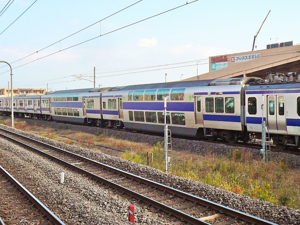 Serie 531: Wie fast alle Züge, die von Tokyo aus durch die äusseren Vororte und weit aufs Land hinaus fahren, haben auch die E531 in der Mitte 2 Doppelstockwagen mit reservierten, bequemen Sitzen (Bezeichnung SARO サロ; SA サ =motoloser Zwischenwagen, 
RO ロ =ursprünglich  2.Klasse , heute  bequemere Sitzplätze ; E steht für JR East). Hier ist das Paar SARO E531-4 und SARO E530-4 in Hitachino Ushiku, 26.November 2009.