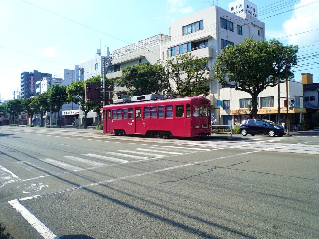 Serie 590: Nach der vollstndigen Betriebseinstellung der Strassen- und Ueberlandbahnen von Gifu (letzte Linie: die 18,8 km lange Strecke zur Stadt Mino) im Jahre 2005 gelangten 2 der 5 1957 gebauten Wagen Serie 590 nach Kchi. Sie tragen die Nummern 591-592 und noch den roten Anstrich des frheren Besitzers Meitetsu (Bahnen des Raums Nagoya). Hier ist Wagen 592 auf der Sdstrecke, 21.September 2009. 