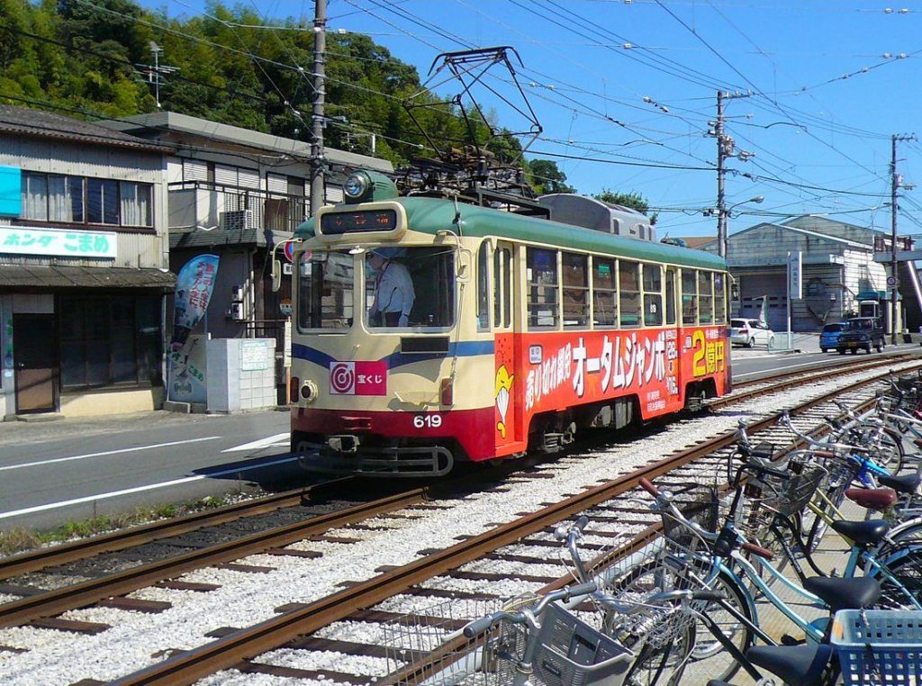 Serie 600: Fr Nr. 619 geht es nur bis hier; der Fahrer hat gerade den Fhrerstand gewechselt und wird nun aufs andere Gleis kommen und in die Stadt zurckfahren. Die Reklame am Wagen wirbt fr eine Lotterie, die fabelhafte Gewinne verspricht. Monjudri, 20.September 2009. 