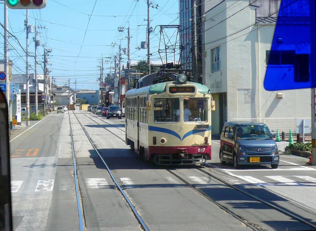 Serie 600: Kurz nach Verlassen der Endstation der Ostlinie kommt Wagen 617 entgegen. Gomen Nishimachi, 20.September 2009. 