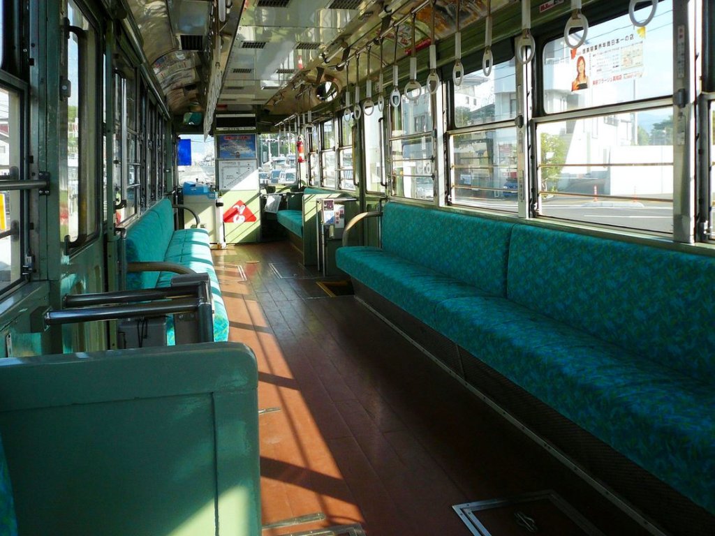 Serie 600 - Wagen 615: Dieser Wagen hat grne Sitzbnke. Man steigt (etwa) in der Mitte ein und beim Wagenfhrer aus; vor dem Aussteigen wirft man die Mnzen fr die Fahrt in den links vom Fhrerstand sichtbaren Kasten oder wechselt (in demselben Kasten) zuerst ein grsseres Geldstck oder eine Banknote. Damit erkennbar ist, wo man eingestiegen ist, nimmt man sich beim Einsteigen ein kleines Papierchen aus einem Zettelautomaten mit der Nummer der Haltestelle drauf. 21.September 2009. 