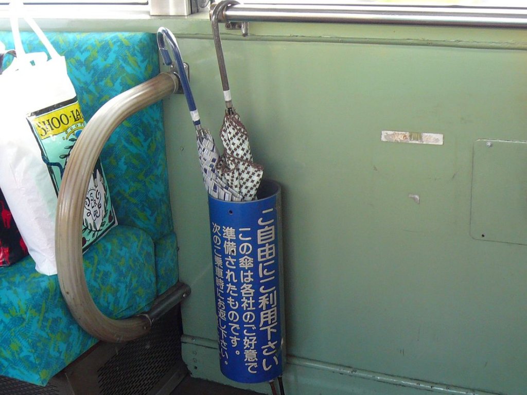 Serie 600 - Wagen 615: Wie die meisten japanischen Strassenbahnen gibt es auch in diesem Wagen einen Schirmstnder. Darauf steht:  Bitte bedienen Sie sich! Diese Schirme werden durch das Wohlwollen der Beteiligten zur Verfgung gestellt. Bitte stellen Sie sie bei Ihrer nchsten Fahrt wieder in einen Wagen zurck.  21.September 2009. 