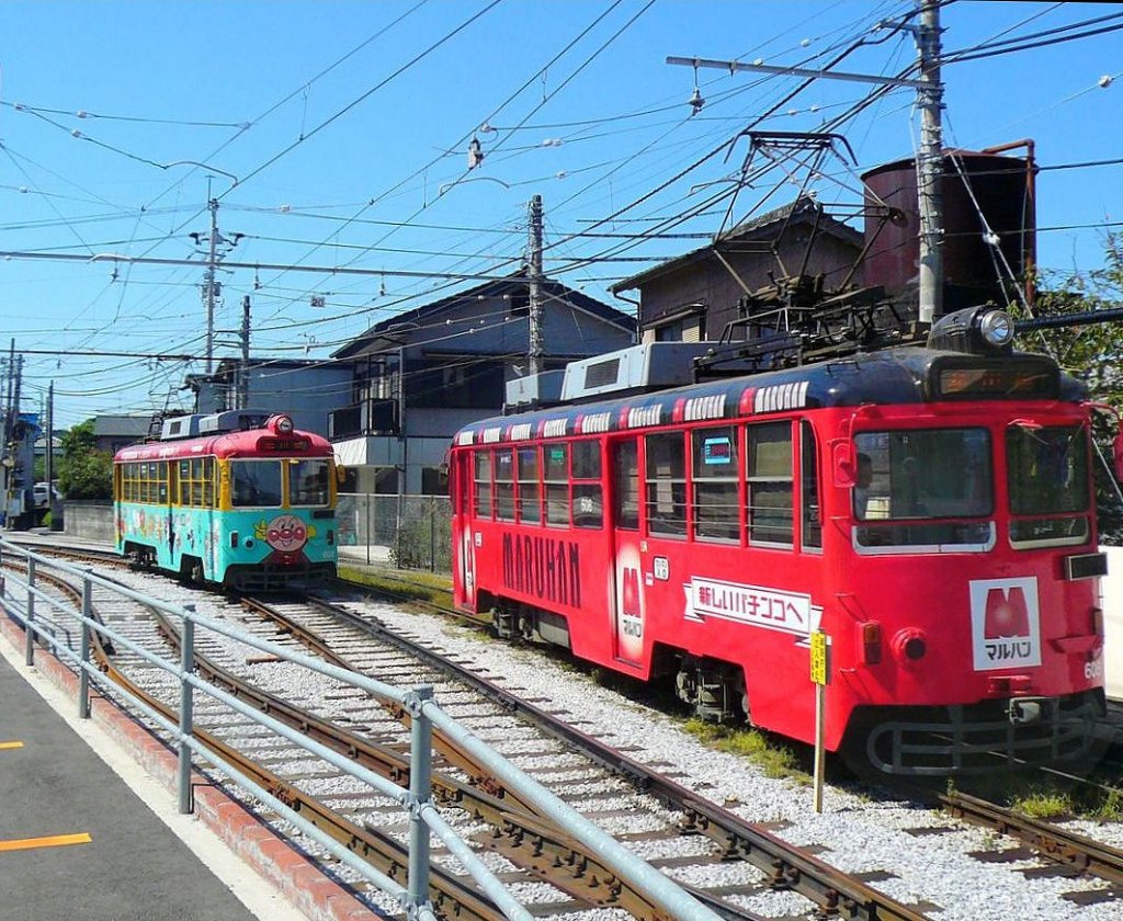 Serie 600 - Werbewagen: Wagen 608, der fr einen Flipperkasten- und Spielautomatenladen wirbt. Gomen-machi, 20.September 2009. 