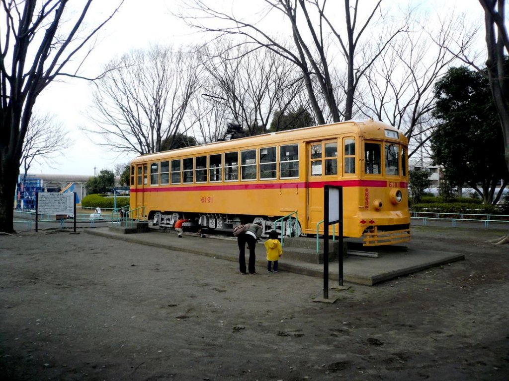 Serie 6000: Zwischen 1947 und 1952 wurden 290 Wagen dieser Serie gebaut. Nach der Stilllegung der Strassenbahn Tokyo 1972 mit Ausnahme der Arakawa-Linie wurden 13 Wagen dieser Linie zugeteilt. Der letzte musste wegen strengeren Sicherheitsvorschriften (Bremsen) 2000 ausser Dienst genommen werden. Hier steht Wagen 6191 im Verkehrspark des Gesundheitszentrums von Tokyo-Fuchû, 3.März 2010. 
