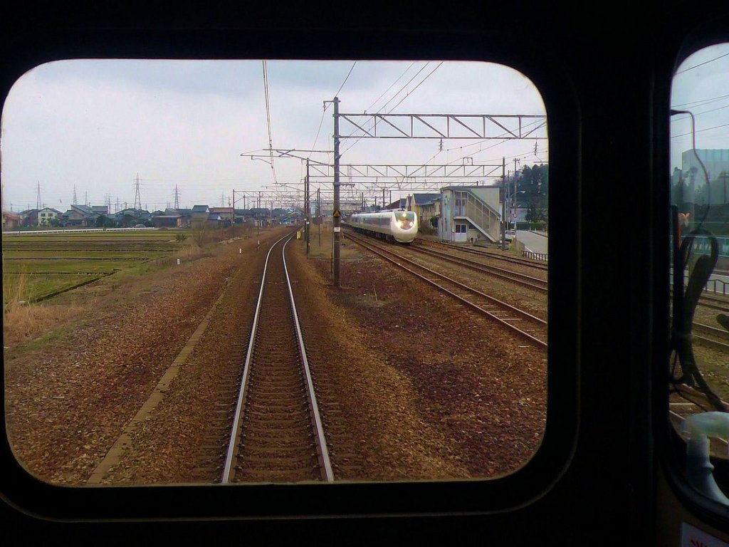 Serie 681: Bei der Fahrt im Regionalzug entlang des Japanischen Meeres begegnet ein Intercity Serie 681. Kureha, 1.März 2010. (Aufnahme durch die verglaste Führerstandrückwand)