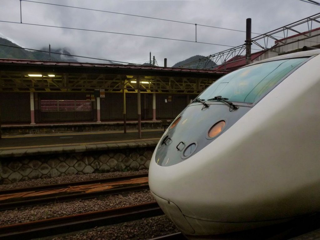 Serie 681: Das Gesicht des KURO 681-6 im sturmumtosten Echigo Yuzawa (Praefektur Niigata), wo auf Fahrgäste vom Shinkansen aus Tokyo gewartet wird. 15.Oktober 2011.