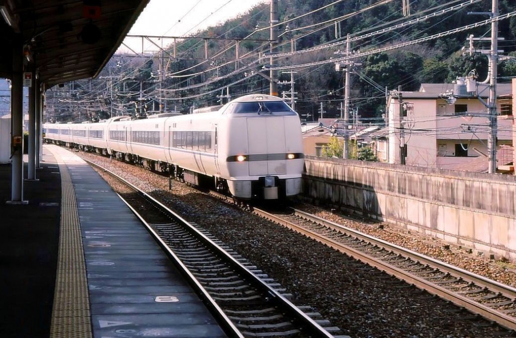 Serie 683: Einer der frhen Zge dieser Serie fhrt in Yamashina (bei Kyoto) durch, in Richtung Kanazawa. Vorn die 3-Wageneinheit mit KUMOHA 683-705 an der Spitze. 8.Mrz 2007. 
