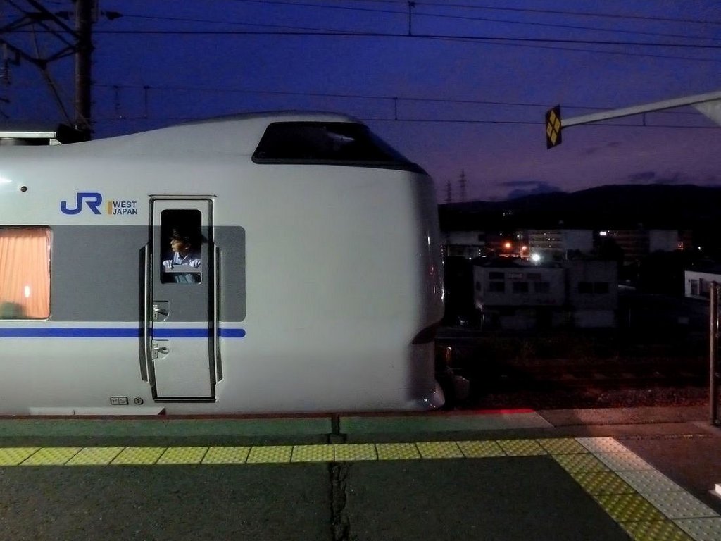 Serie 683: In Ômi Imazu kontrolliert der Schaffner aus dem letzten Wagen einer der neusten Einheiten der Serie, ob der Zug abfahrbereit ist. (Endwagen KUMOHA 683-5510). 19.Juni 2011. 