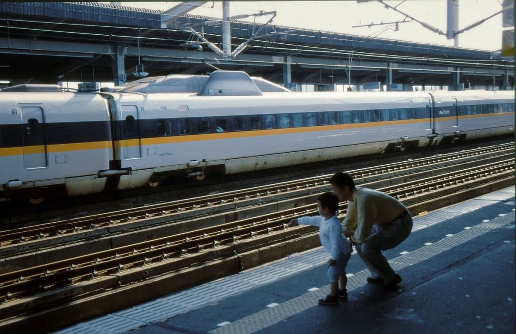 Serie 700: Hübsche Szene vor dem Wagen 725-7610 eines Zuges von JR-Westjapan, Asa, 14.Oktober 2001. 