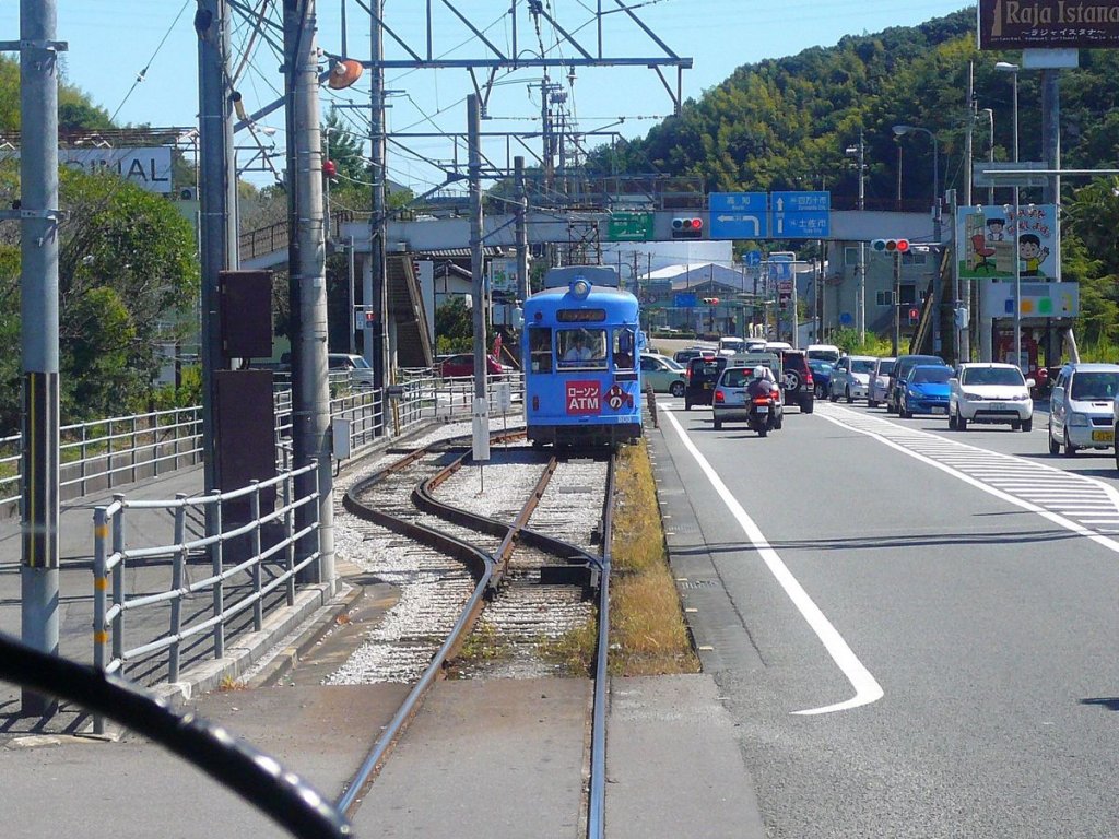Serie 700 u.800: In Yashirodri wartet Wagen 803 auf den Gegenkurs. Der Wagenfhrer wird sich bei der Kreuzung weit aus dem Frontfenster lehnen, um mit dem Gegenkurs das Token auszutauschen, das fr die Weiterfahrt erforderlich ist. 20.September 2009. 