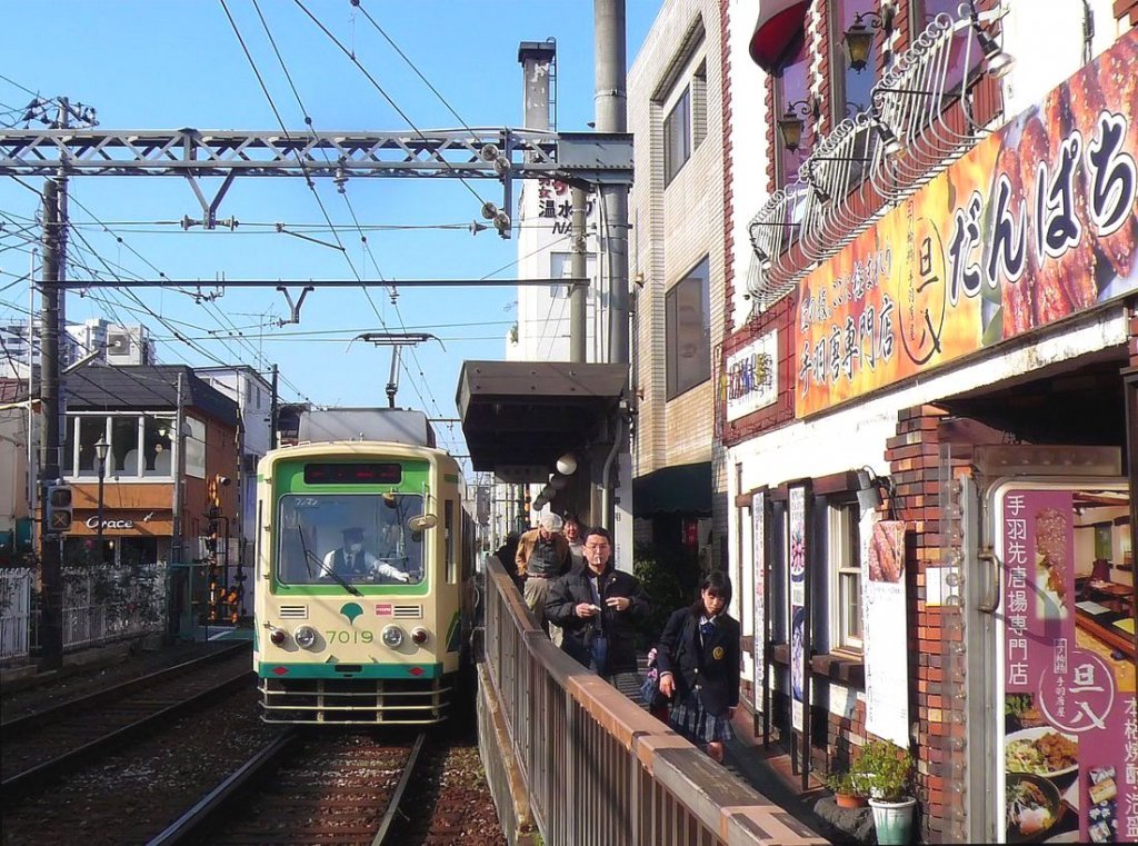 Serie 7000: Ab 1977 wurde auf Untergestellen von 31 Wagen einer 1954-56 gebauten Serie 7000 (93 Wagen) die neue Serie 7001-7031 aufgebaut. Sie sind speziell angepasst für stufenlosen Zugang von den Bahnsteigen der Arakawa-Linie aus. Ab 1985 klimatisiert. Heute noch 22 Wagen vorhanden. Bild: Die letzten Fahrgäste verlassen 7019 an der Endstation Minowabashi, 28.November 2009. 