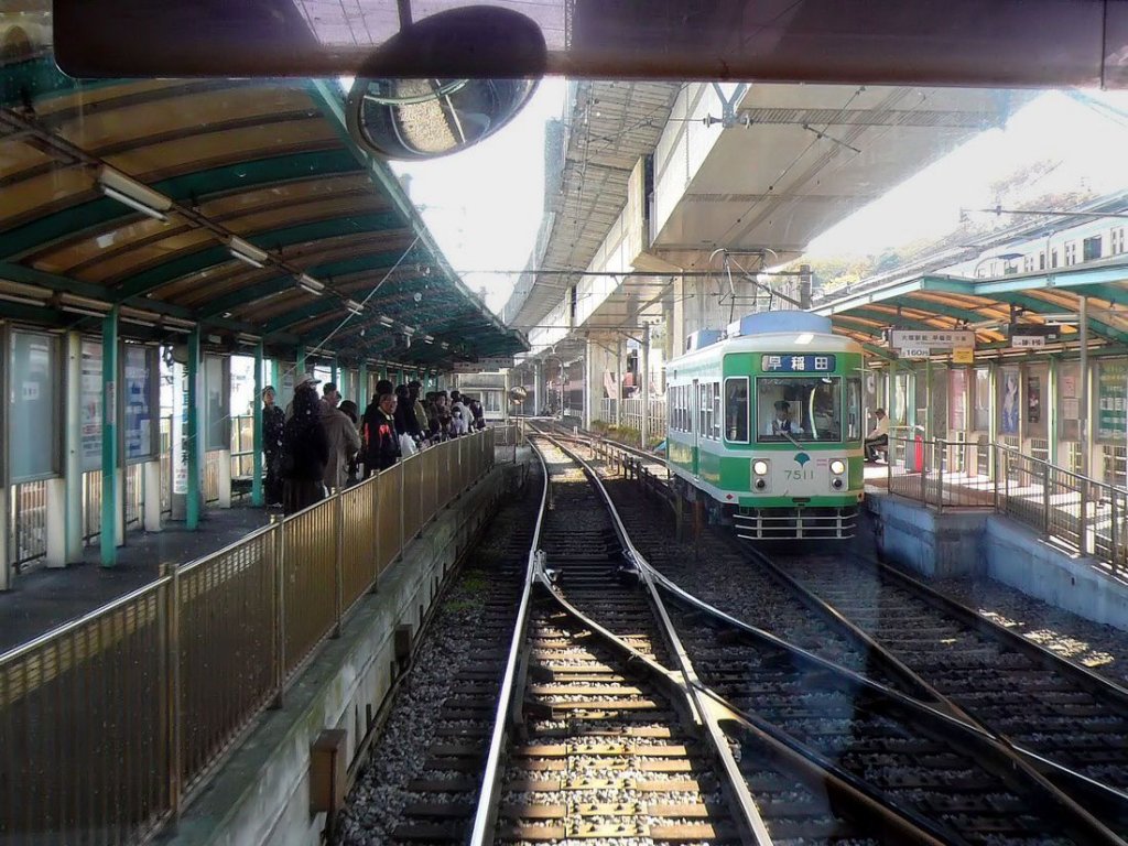 Serie 7500: Whrend S-Bahnzge oben rechts und der Shinkansen nach Norden direkt ber dem Kopf vorbeidonnern wartet Wagen 7511 an der Station ji. 28.November 2009. 