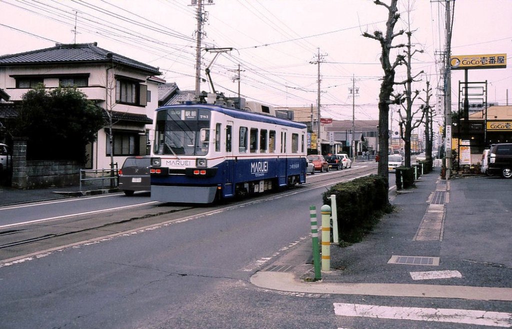 Serie 780: Die 7 Wagen dieser Serie wurden 1997/98 fr den Meitetsu-Konzern gebaut, um die Vorortslinien um die Stadt Gifu zu erneuern. Nach der Stilllegung dieser Linien gelangten sie 2005 zur Toyohashi Strassenbahn. Wagen 781 wirbt fr ein grosses Warenhaus,  Maruei . Er nhert sich hier der Endstation der Zweigstrecke zum Sportpark (Und Ken), 28.Januar 2007. 