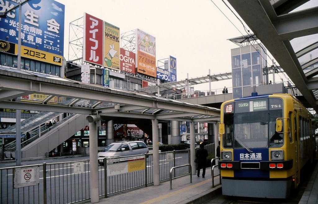 Serie 780: Wagen 784 steht am Hauptbahnhof Toyohashi. Er wirbt fr eine Transport- und Reiseveranstaltungsfirma. 28.Januar 2007. 