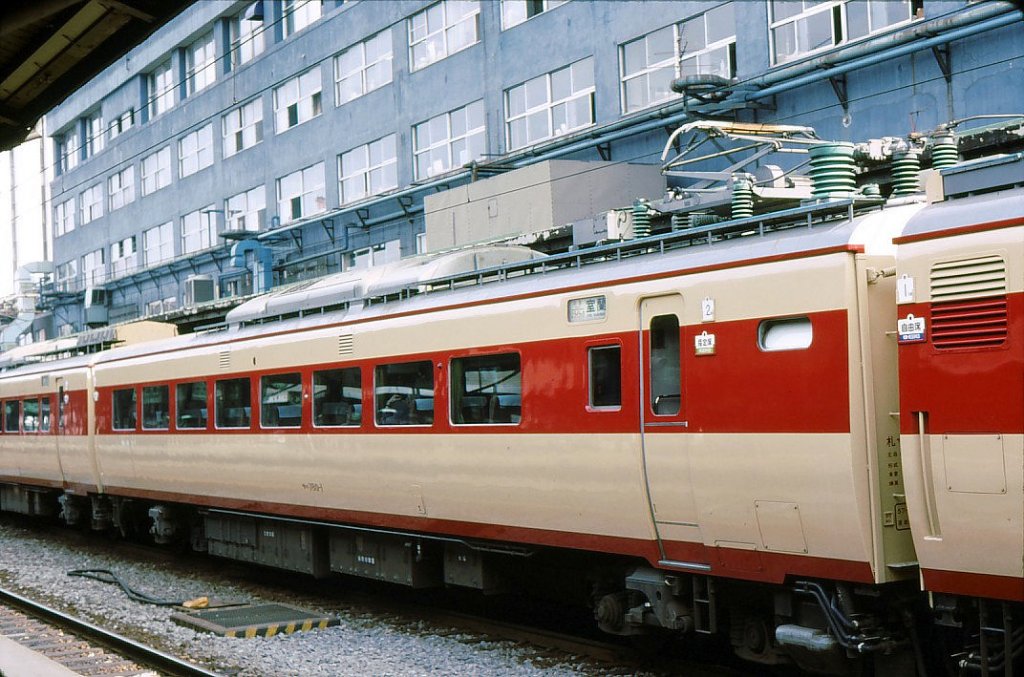 Serie 781: Der mit dem motorisierten Wagen KUMOHA 781-1 verbundene motorlose Wagen SAHA 780-1; er trägt den Pantographen, Transformator und Gleichrichter. Sapporo, 20.September 1984.