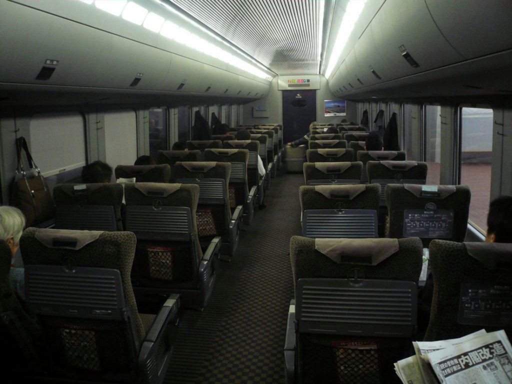 Serie 787: Blick in den Innenraum mit seinem eigenwilligen Design, gut passend zum etwas heisseren Klima der japanischen Sdinsel Kysh. Im motorisierten Zwischenwagen MOHA 786-307, 29.November 2010.