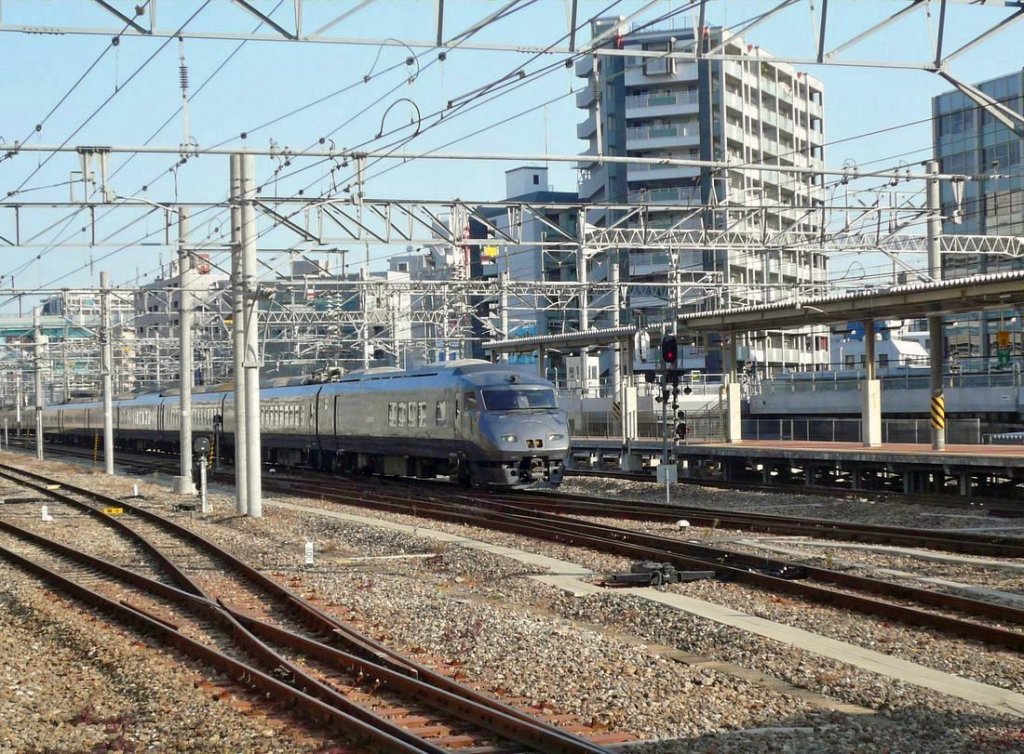 Serie 787: Einfahrt eines Zuges in Hakata, wo sich der Hauptbahnhof der Grossstadt Fukuoka befindet. Der Zug wird gefhrt von einem Wagen mit Luxussitzen und Buffet-/Serviceabteil (KUMORO 787-9). 27.November 2010. 
