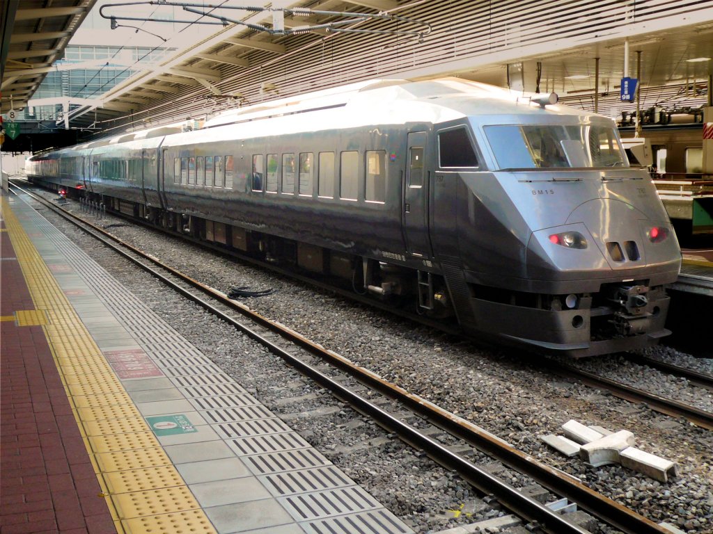 Serie 787 (Intercity-Wechselstromzge auf der Sdinsel Kysh): Vom grellen Licht der aufgehenden Sonne beleuchtet steht ein Zug im Hauptbahnhof Hakata. Zuvorderst der nordseitige Motorwagen KUMOHA 786-2 (KU=mit Fhrerstand, MO=motorisiert, HA=mit gewhnlichen Sitzpltzen). 27.November 2010. 

