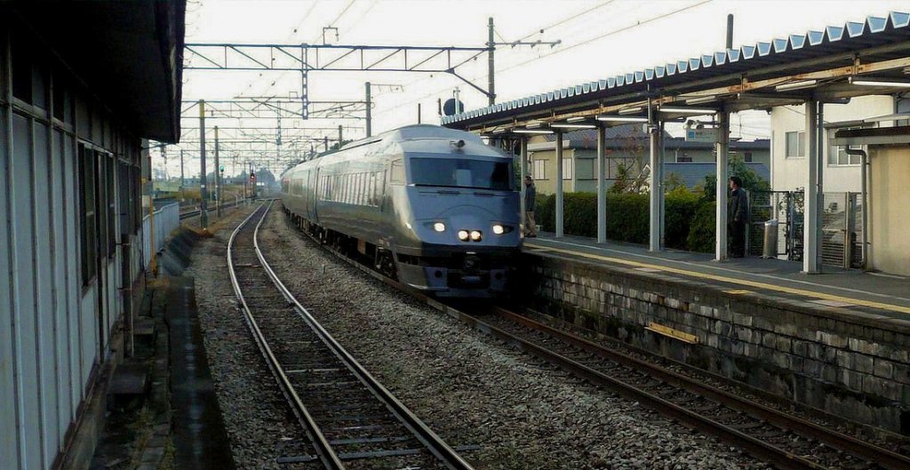 Serie 787 -  Relay Tsubame : Whrend Fahrgste in Kiyama auf den Lokalzug warten donnert ein Relay Tsubame vom Sden her durch, gefhrt von KUMOHA 786-2. 28.November 2010. KAGOSHIMA HAUPTLINIE (NORD)