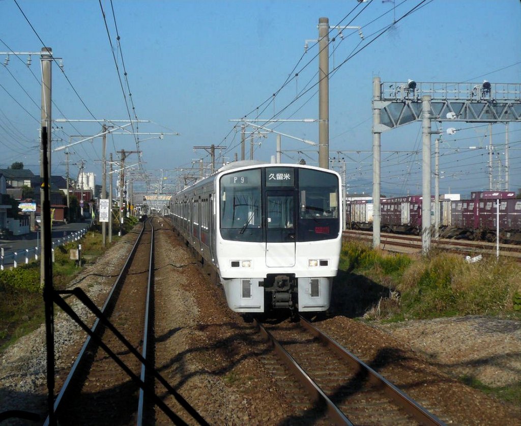 Serie 811 - Begegnungen: Mit Ziel Kurume begegnet KUHA 810-9 in Tosu. Die eigentlich hässliche Frontfensteranordnung ist durch den Anstrich elegant kaschiert. 1.Dezember 2010. (Aufnahme durch die verglaste Führerstandrückwand) KAGOSHIMA HAUPTLINIE (NORD)