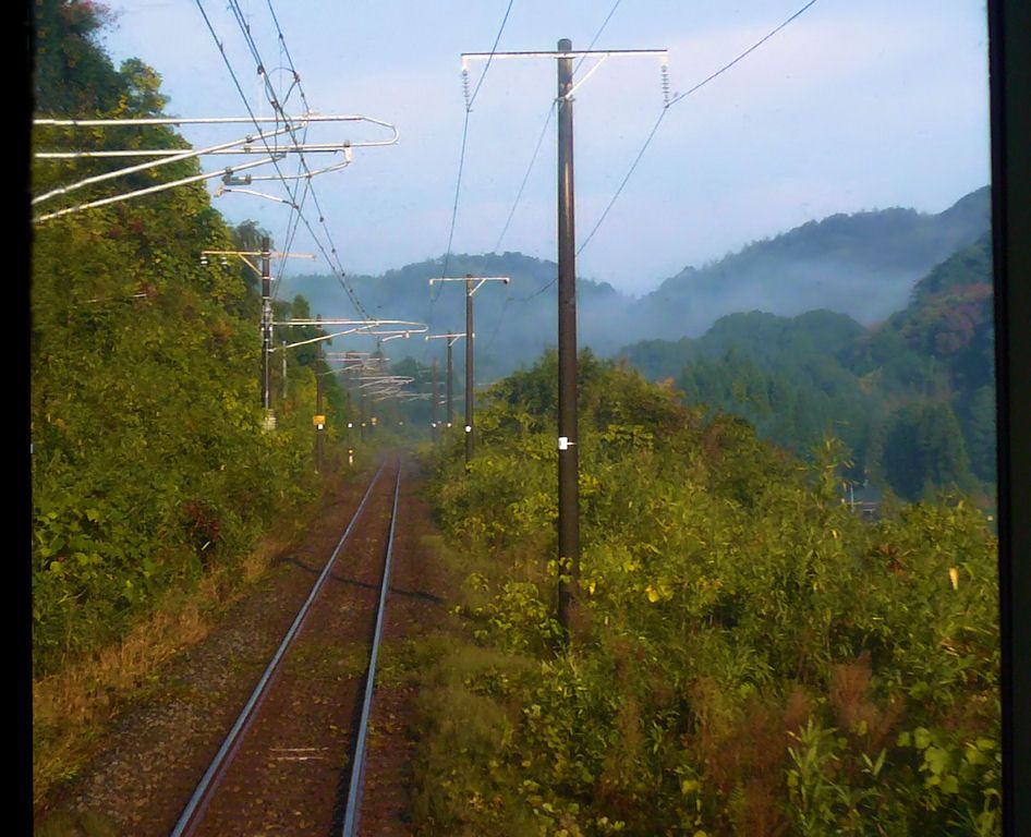 Serie 817: Auf der Fahrt in Zug Nr. 8 durch das winterliche Südwest-Kyûshû. Bei Hiroki, 1.Dezember 2010. (Aufnahme von hinter der Abschrankung zum Frontbereich) KAGOSHIMA HAUPTLINIE (SUED)