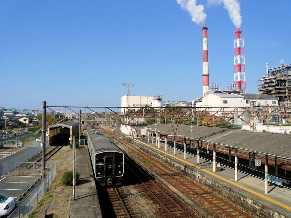 Serie 817: Einfahrt des Zuges Nr.17 in Yatsushiro an der Westküste von Kyûshû. 1.Dezember 2010. KAGOSHIMA HAUPTLINIE (NORD)
