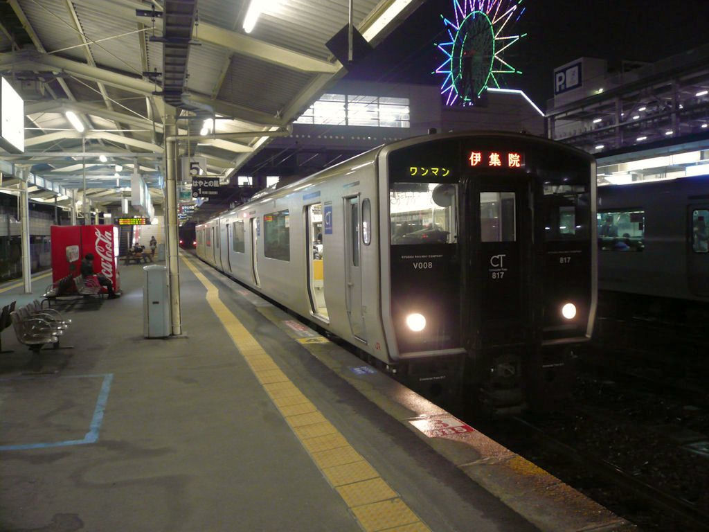 Serie 817: Zug Nr.8 (Steuerwagen KUHA 816-8 und Motorwagen KUMOHA 817-8) besorgt den Regionalverkehr im Südwesten der Südinsel Kyûshû. Hier steht er in der Nacht des 30.November 2010 in Kagoshima Zentralbahnhof unter dem dortigen Riesenrad. 