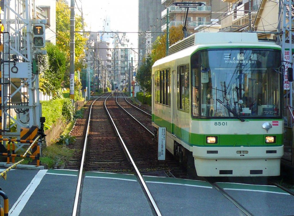 Serie 8500: Wagen 8501 (gebaut 1990) war das erste neue Fahrzeug fr die Strassenbahn Tokyo seit 1962. 1992/93 folgten 8502-8505, dann erzwangen finanzielle Schwierigkeiten den Baustopp. Auffllig ist das Gingko-Blatt (das Wahrzeichen von Tokyo) an der Front. Bild: 8501 in Sugamo Shinden, 28.November 2009. 