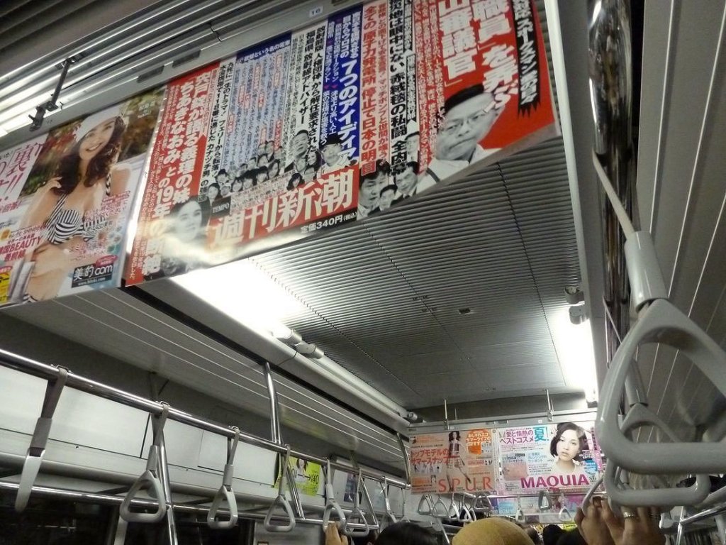 Serie 9000 des Tôbu-Konzerns: Nach den Erdbeben- und AKW-Katastrophen vom März 2011 wird in Japan intensiv Strom gespart. Die Zugsdichte ist ausgedünnt, Fahrkartenautomaten sind z.T. stillgelegt, Kühlsysteme auf  schwach  gestellt, und - wie hier in Wagen 9107 im Einsatz auf der U-Bahn Tokyo erkennbar - die Beleuchtung der Züge ist durch Entfernung einzelner Leuchtröhren reduziert. Schmerzhaft sind diese Massnahmen zwar nicht, aber spürbar. 24.Juni 2011. 