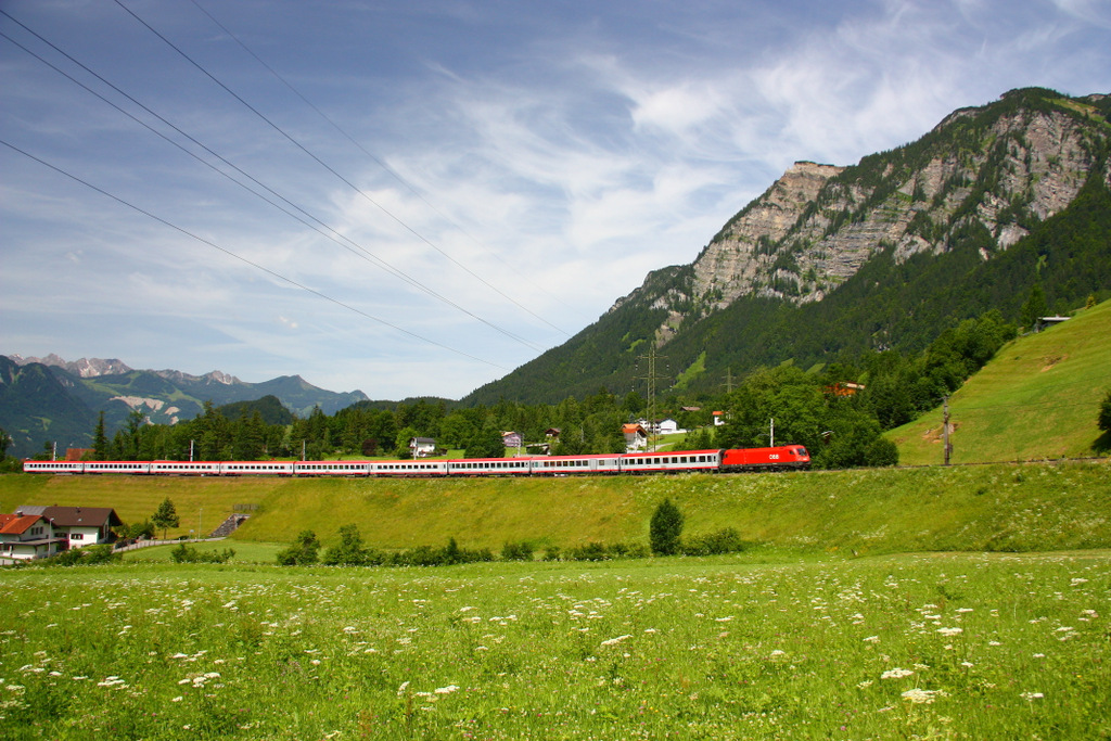 Serie Arlbergbahn : ein OIC mit 1016 041 in der grossen Kurve oberhalb Braz - 28.6.2012