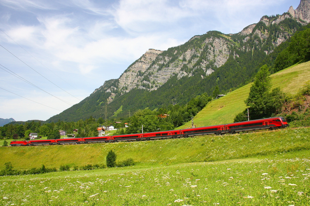 Serie Arlbergbahn : ein RailJet in der grossen Kurve oberhalb Braz - 28.6.2012