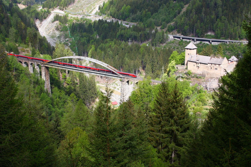 Serie Arlbergbahn - noch ein Bild von der Ostrampe : ein RailJet mit 1116 auf der berhmten Trisanna-Brcke kurz hinter Landeck - 2.5.2012