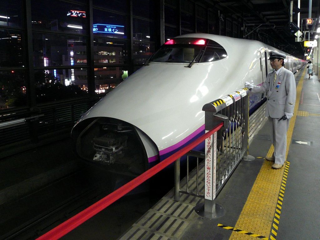 Serie E2: Der Shinkansen mit Endwagen E224-1007 der Tôhoku-Linie ist aus dem Norden in Morioka eingetroffen und wartet nun mit geöffneter Kupplungskappe, dass der Akita-Shinkansenzug ankuppelt für die gemeinsame Fahrt nach Tokyo. 8.Juli 2010.