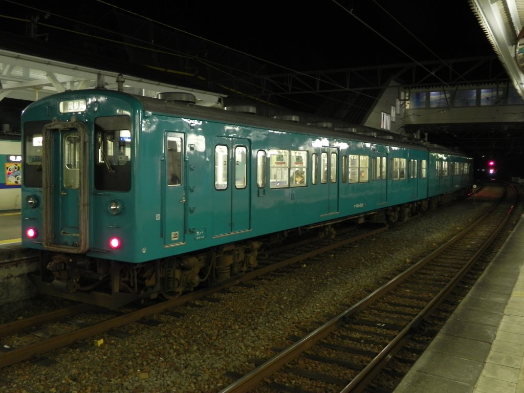 Series 105-500 Triebwagen als Local Train auf der Kisei Main Line im nchtlichen Bahnhof von JR Shirahama auf dem Weg von Wakayama nach Shingu.